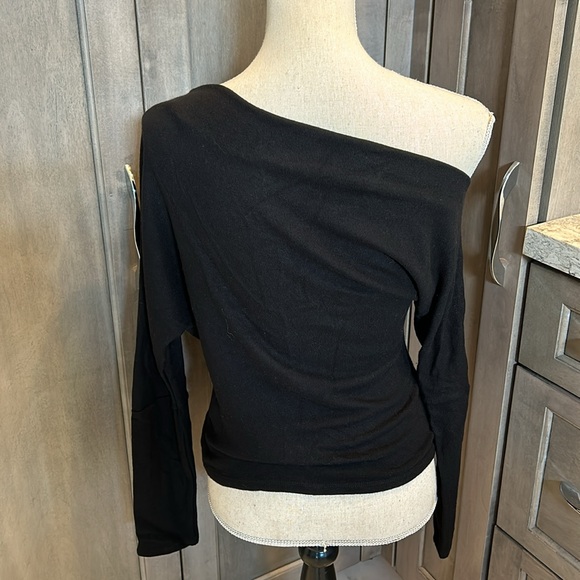 NWOT Elan Brand off-shoulder Sweater! - Picture 2 of 7